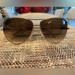 Chloe Aviator Sunnies with case 😎